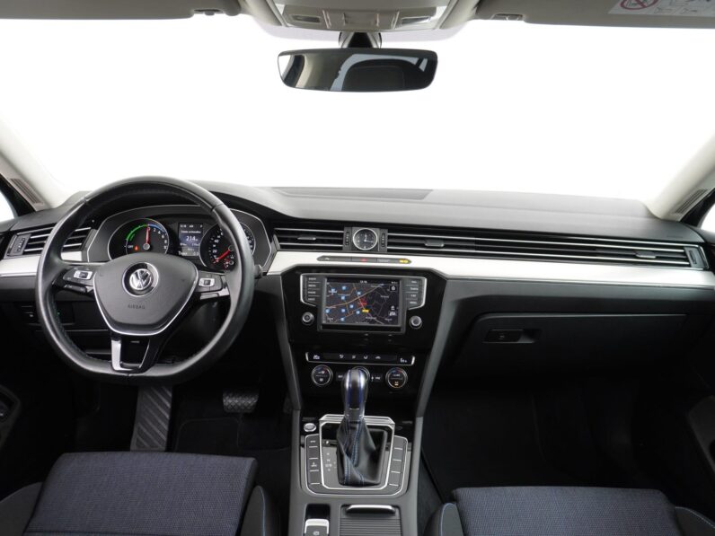 
								Volkswagen Passat 2016 full									