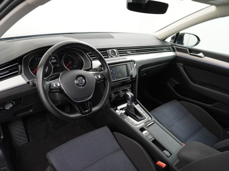 
								Volkswagen Passat 2016 full									